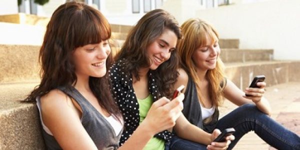 Adolescentes-aposentam-PCs-e-notes-e-elegem-smartphones-e-TV-para-acessarem-a-Internet