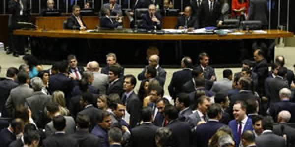 Camara-aprova-urgencia-projeto-regulamenta-terceirizacao