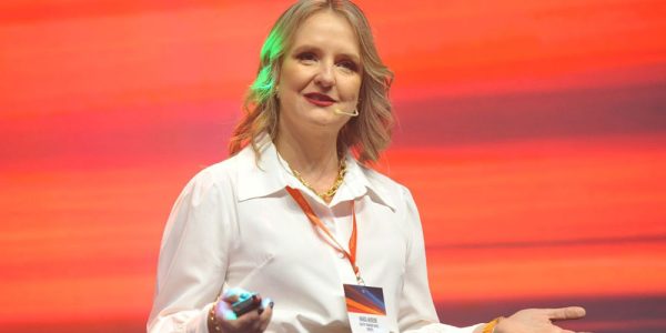 a tecnologia não é mágica, ela potencializa o humano, afirma diretora geral da genesys